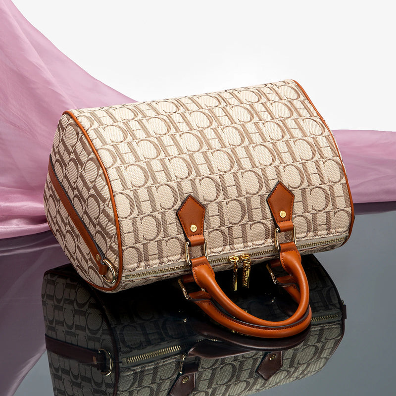 Bolsa Boston CHCH Monogram - A Elegância da Coleção Outono/Inverno